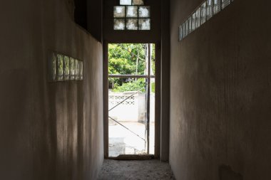 boş oda terk edilmiş çimento duvar kapı çıkış inşaat ile