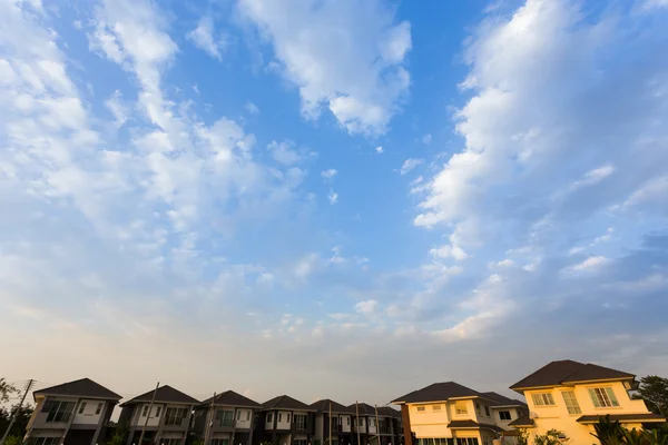 Hermoso cielo azul y nubes con casa residencial del pueblo —  Fotos de Stock