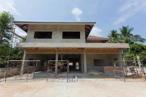 Edificio casa de construcción residencial con andamio de acero — Foto de Stock