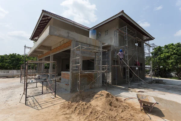 Edificio casa de construcción residencial con andamio de acero — Foto de Stock