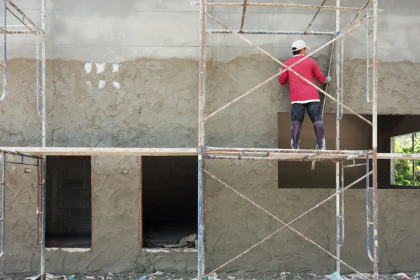 Gipser Beton Mann Arbeiter stehen auf Gerüst Stahl — Stockfoto