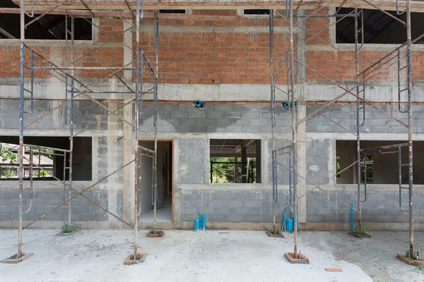 Edificio casa de construcción residencial con andamio de acero — Foto de Stock