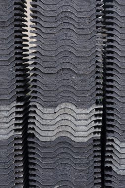 İnşaat alanı içinde siyah kiremit yığını