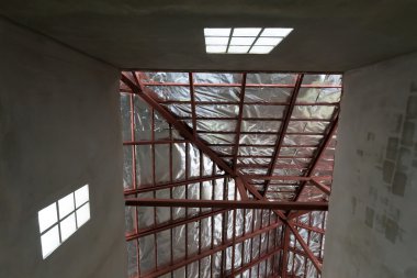 Çimento Beton duvar ve çatı çelik kiriş ve gümüş folyo ile
