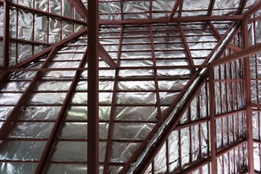 çatı çelik kiriş ve tavanda gümüş folyo yalıtım ısı ile