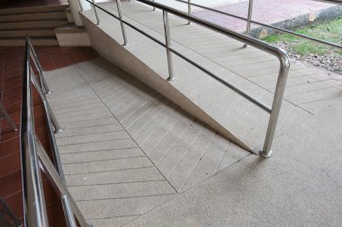 kumdan yapılmış desteği devre dışı tekerlekli sandalye insanlar için rampa yol