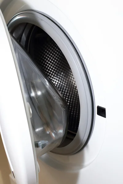 Mesin cuci putih untuk membersihkan pakaian rumah. — Stok Foto