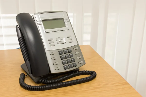 Teléfono sobre mesa trabajo de servicio de habitaciones oficina de negocios — Foto de Stock
