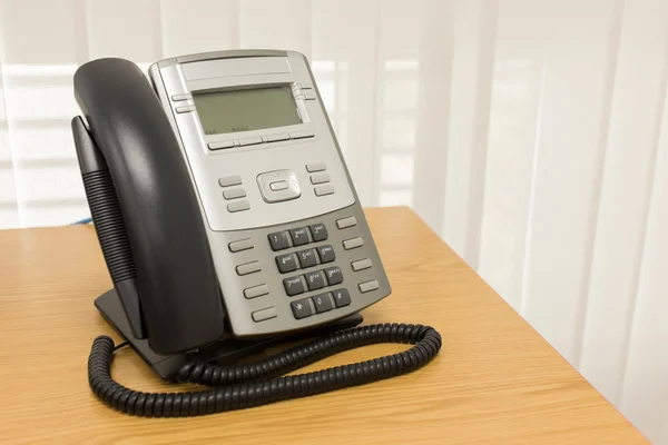 Telefon på tabellen arbete av rumsservice business office — Stockfoto