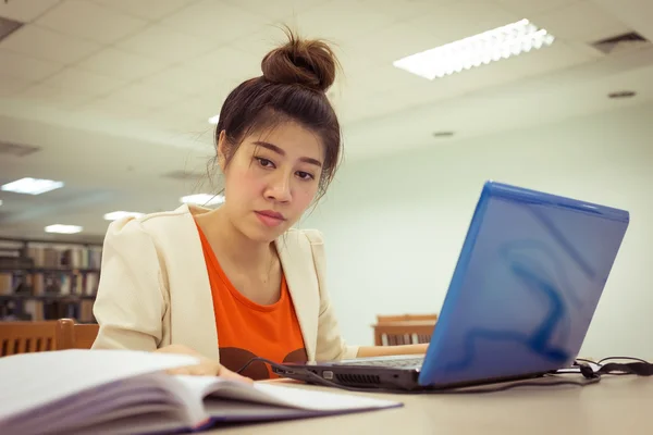 연구 교육, 도서관에서 일 하는 여자 — 스톡 사진