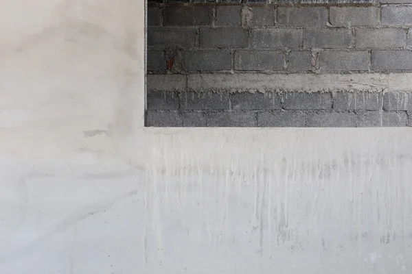 Okno na ścianie cementu z cegły ścienne tło w budownictwie — Zdjęcie stockowe