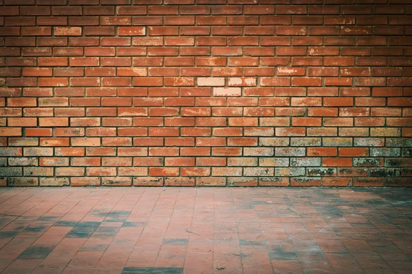 Oude bakstenen muur verweerde textuur en vuile vloer achtergrond — Stockfoto