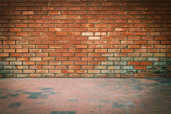 Parede de tijolo velho resistiu textura e chão sujo fundo — Fotografia de Stock