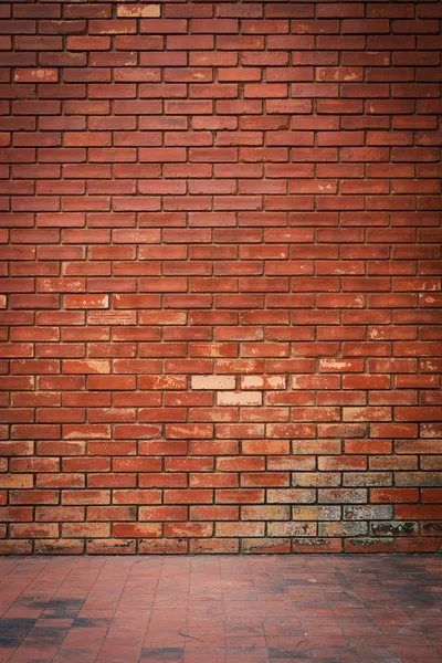 Oude bakstenen muur verweerde textuur en vuile vloer achtergrond — Stockfoto