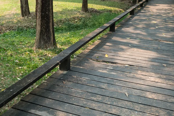 가 아침에 떨어지는 나뭇잎과 오래 된 목조 산책로 — 스톡 사진