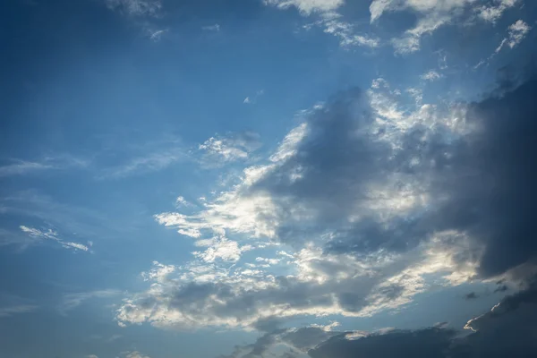 Cielo azul con nube, cielo hermoso tener un buen día — Foto de Stock