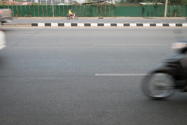 Motocykl szybki ruch niewyraźne, jazdy na drodze — Zdjęcie stockowe