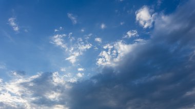 mavi gökyüzü bulut ile güzel gökyüzü var güzel bir gün