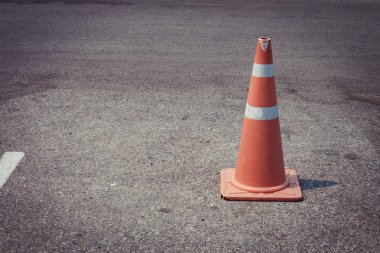 Park yerinde trafik koni ile sokak kullanılan uyarı işareti