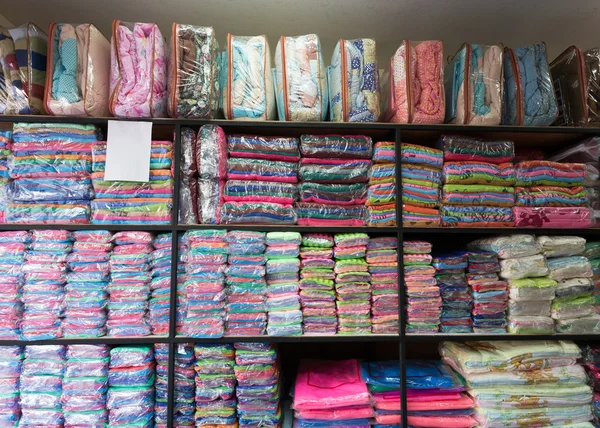 Entrepôt de serviette doux tissu en fibre moelleuse sur étagère — Photo