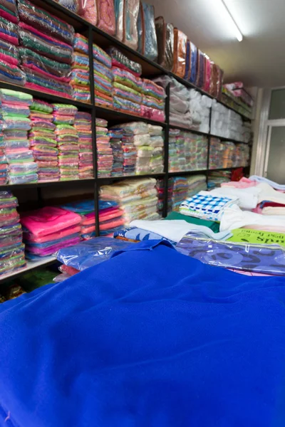Entrepôt de serviette doux tissu en fibre moelleuse de textile — Photo