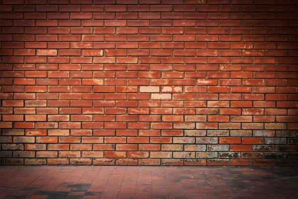 Alte Ziegelwand verwittert Textur und schmutzigen Boden Hintergrund — Stockfoto