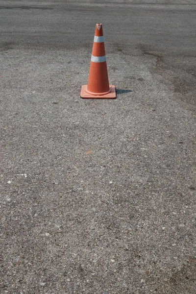 Parcheggio con cono di traffico sulla strada usato segnale di avvertimento — Foto Stock