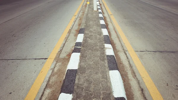 Asfalto negro carretera de hormigón con dos carriles — Foto de Stock