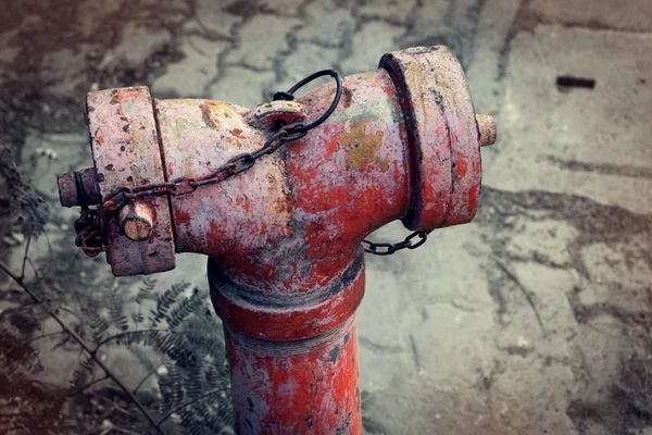 Bomba de agua vieja roja para boca de incendios en la calle — Foto de Stock