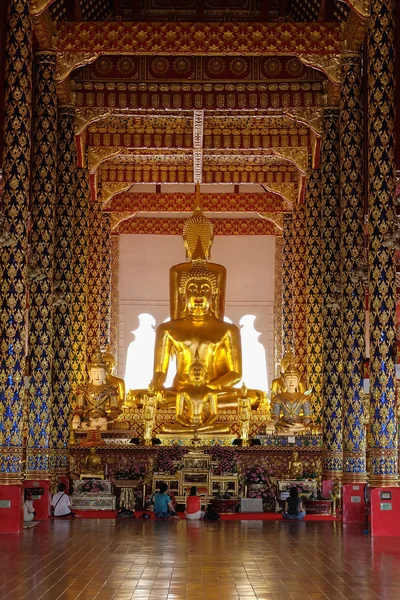 Altın buddha heykeli wat suan dok Tapınağı, chiang mai — Stok fotoğraf