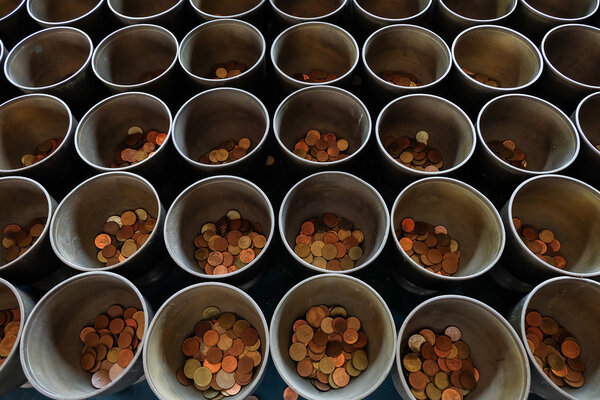 Чаша с пожертвованиями монаха с положить монеты донорами в Ват Суан Док
