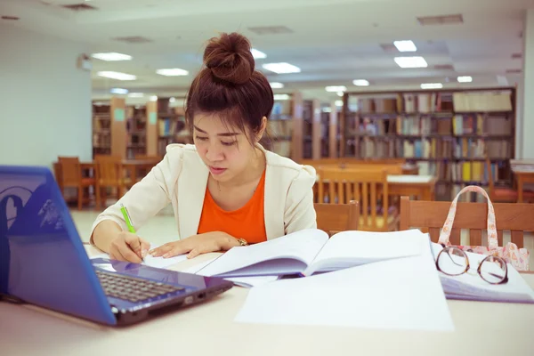 Études, femme travaillant à la bibliothèque — Photo