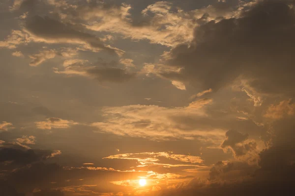 Ciel orange coucher de soleil avec soleil et nuages noirs — Photo