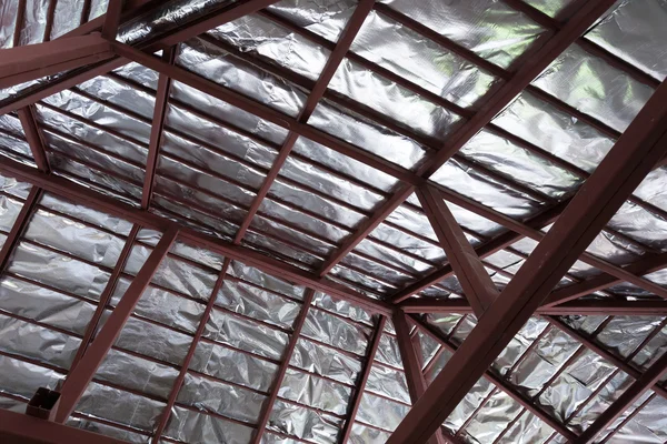 Střecha s ocelového nosníku a stříbrné fólie tepelné izolace na strop — Stock fotografie