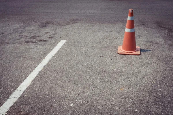 駐車場の道路に使用される警告標識にトラフィック コーン — ストック写真