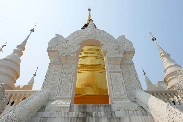 Pagode dourado no templo wat suan dok, chiang mai, Tailândia — Fotografia de Stock