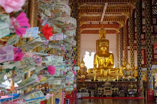 Estátua de buda dourada em wat suan dok temple, chiang mai — Fotografia de Stock