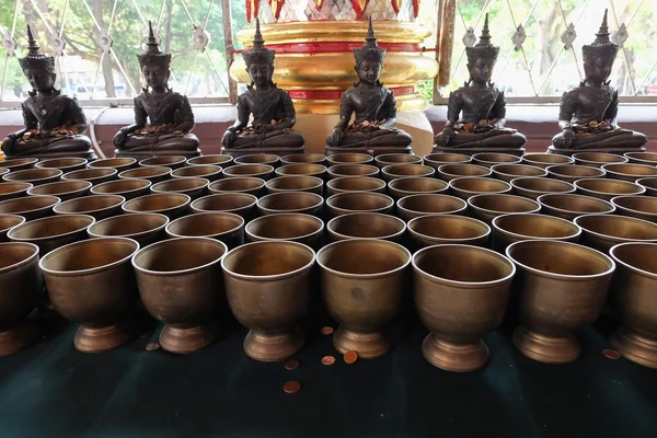 Statue d'ange et bol d'aumône de moine avec mettre les pièces par les donateurs — Photo