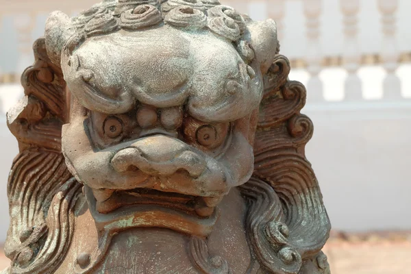 Estatua de león, símbolo de protección y poder en Asia oriental — Foto de Stock