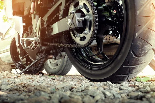 Zadní řetězec a ozubeného kola motocyklu — Stock fotografie