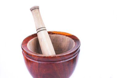 Tahta havan ve tokmak beyaz zemin üzerinde izole