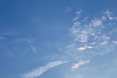 mavi gökyüzü arka planda bulutlar rüzgar esiyor