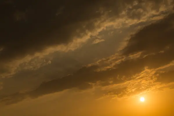 在傍晚的阳光光线的夕阳的天空背景 — 图库照片