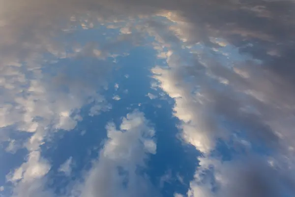 Güzel mavi gökyüzü görüntü üstten görünüm yukarıda gökyüzü bulutlu, — Stok fotoğraf