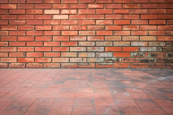 Old brick wall weathered texture and dirty floor background — Stock Photo, Image