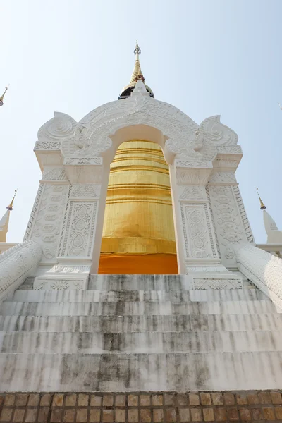 Золотая пагода в храме Ват Суан Док, Чианг Май, Таиланд — стоковое фото