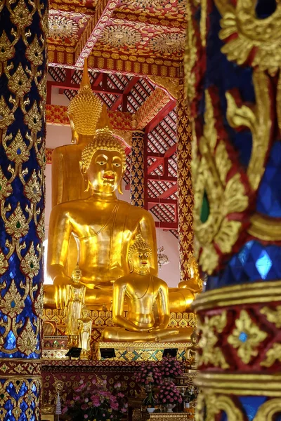 Statua di buddha d'oro nel tempio wat suan dok, chiang mai — Foto Stock