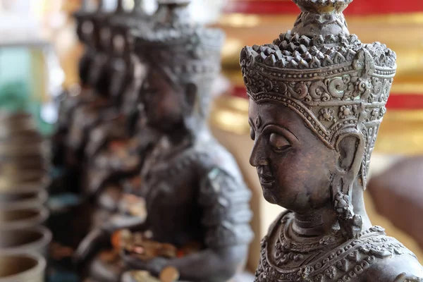 Angel standbeeld met zetten de munten door donoren in de tempel Wat Suan Dok — Stockfoto