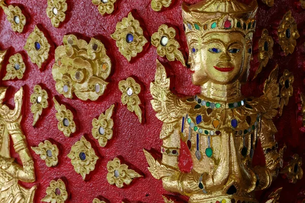 Thaise beeldhouwkunst in Wat Suan Dok, Thaise tempel in chiang mai — Stockfoto