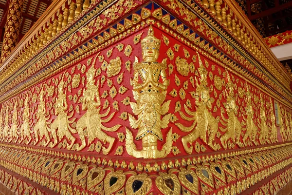 Thaise beeldhouwkunst in Wat Suan Dok, Thaise tempel in chiang mai — Stockfoto